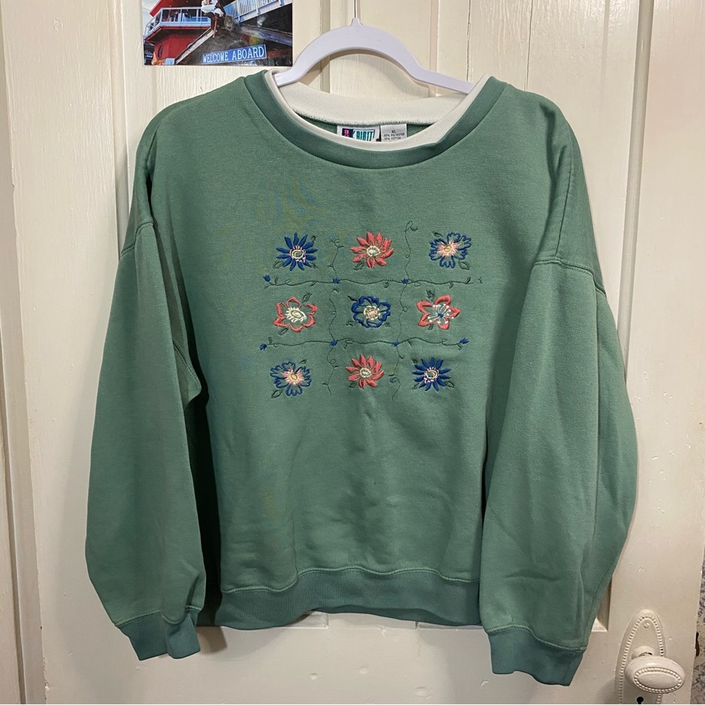 BOLD SPIRIT | Vintage Flower Embroidered Green Crewneck Sweatshirt